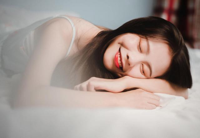 女人“睡前按摩法”总结！涵盖头皮、脸部、脖子、肚子，值得收藏-1.jpg