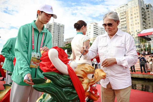 全国少数民族传统体育运动会全天综合：三亚河龙舟竞渡 攀椰树速度比拼-2.jpg